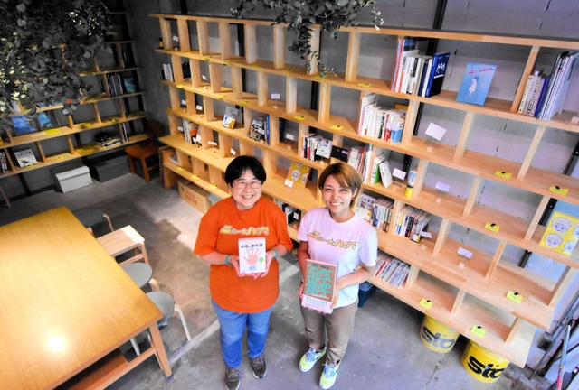「本棚オーナー」が選んだ本を楽しめる「ニュー☆ハリマ図書室」の在間夢乃さん（右）とオーナーの市川佳代さん＝播磨町南野添３