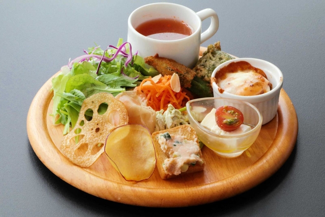 地元で仕入れた新鮮な野菜を使った「季節のＯＳＯＵＺＡＩ盛り合わせ」＝稲美町六分一