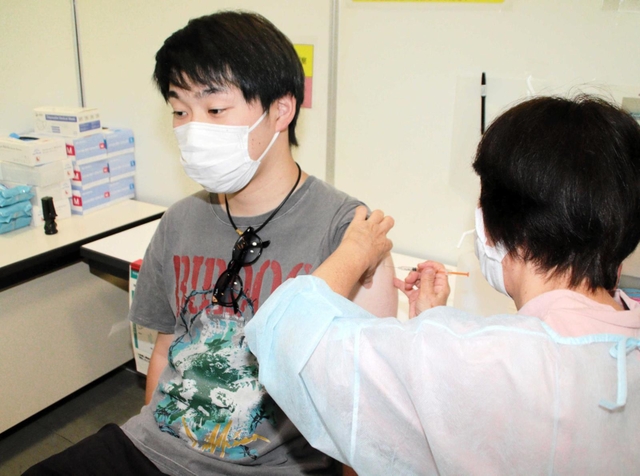 新型コロナウイルスのワクチン接種を受ける若者＝加古川市民会館