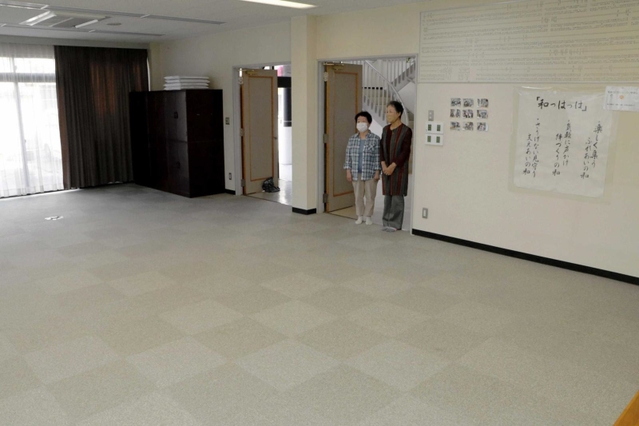 再開を待ちわびるサロン会場の部屋。机がないと広く感じる＝中津公会堂