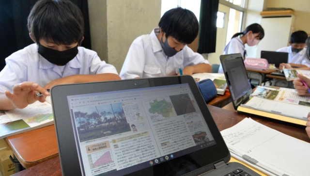 社会の授業でパソコンを活用する生徒＝高砂中学校