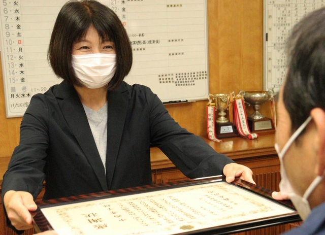 感謝状を受ける中西孝子さん＝高砂署