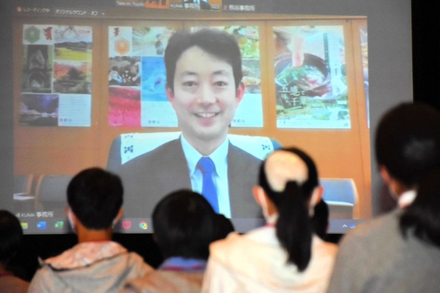 地方政治の魅力についてオンラインで語る熊谷俊人千葉県知事＝白陵中学・高校