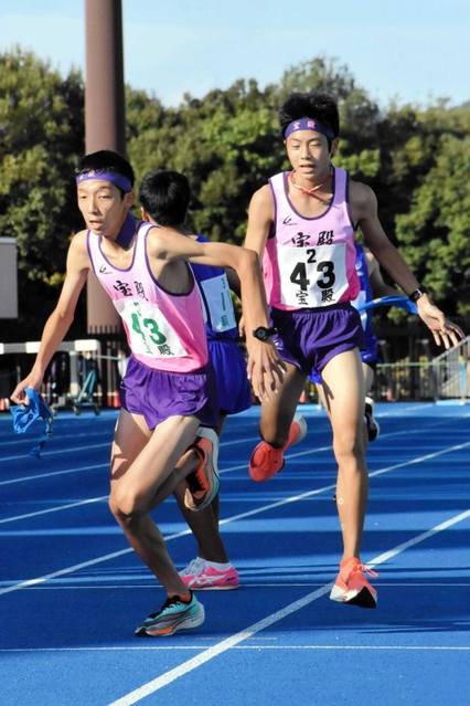 男子・宝殿の３区加藤璃久選手（左）に首位でたすきをつなぐ２区若林司選手＝加古川運動公園陸上競技場（撮影・門田晋一）