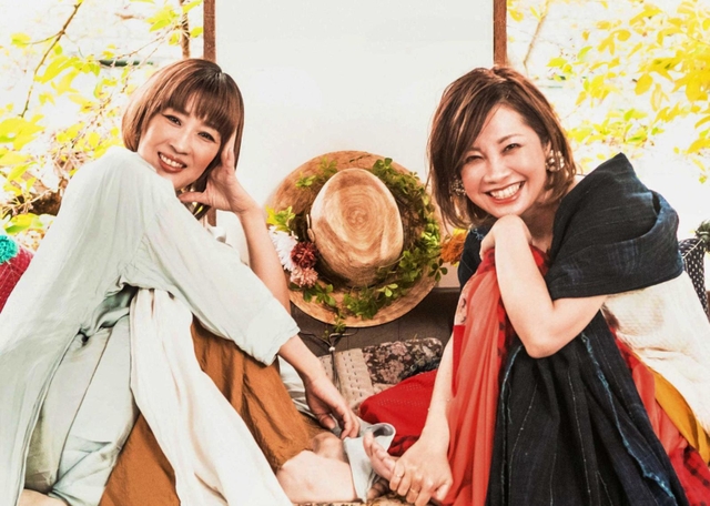 出身地の高砂市で公演する花＊花のこじまいづみさん（右）とおのまきこさん（所属事務所提供）