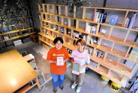 「本棚オーナー」が選んだ本を楽しめる「ニュー☆ハリマ図書室」の在間夢乃さん（右）とオーナーの市川佳代さん＝播磨町南野添３