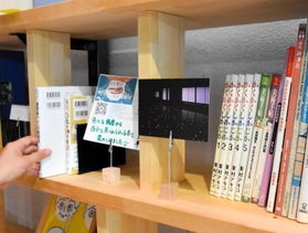 本棚には本に関連する写真や自作の紹介文なども並べられる＝播磨町南野添３