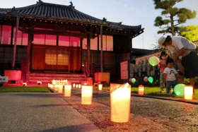 ピンク色にライトアップされた本堂＝延命寺