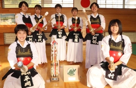 準優勝した（手前左から時計回りに）平岡優音さん、阿部佑莉愛さん、田代華夢さん、田中佑佳さん、齋藤陽菜さん、阿部真莉愛さん、中村莉音さん＝加古川中学校