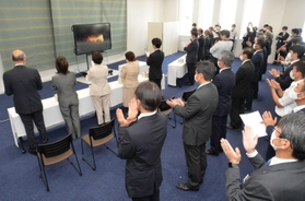 市町長らがボタンを押すと、焼却炉に点火された様子がモニターで映し出された＝東播臨海広域クリーンセンター