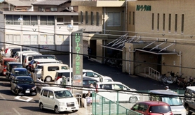 ハローワーク加古川の前で列をつくる車（手前左）＝加古川市野口町良野（画像の一部を加工しています）