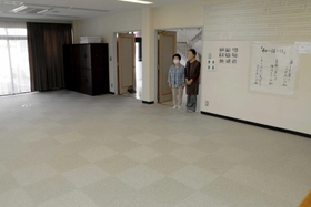 再開を待ちわびるサロン会場の部屋。机がないと広く感じる＝中津公会堂
