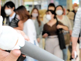 街行く人に立候補予定者が施策を訴えた＝加古川市内