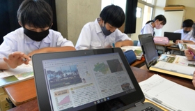社会の授業でパソコンを活用する生徒＝高砂中学校