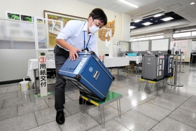 期日前投票所の投票箱を準備する播磨町選挙管理委員会職員＝同町役場