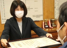 感謝状を受ける中西孝子さん＝高砂署