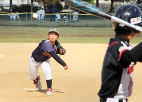 熱戦を繰り広げる選手＝向島多目的球場