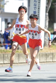 男子・東播磨の５区小山颯太選手（右）にたすきをつなぐ４区岡村和真選手＝西脇市総合市民センター（撮影・笠原次郎）