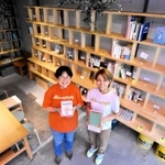 「本棚オーナー」が選んだ本を楽しめる「ニュー☆ハリマ図書室」の在間夢乃さん（右）とオーナーの市川佳代さん＝播磨町南野添３