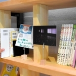 本棚には本に関連する写真や自作の紹介文なども並べられる＝播磨町南野添３