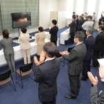 市町長らがボタンを押すと、焼却炉に点火された様子がモニターで映し出された＝東播臨海広域クリーンセンター