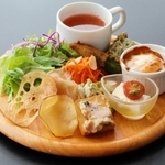 地元で仕入れた新鮮な野菜を使った「季節のＯＳＯＵＺＡＩ盛り合わせ」＝稲美町六分一