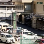 ハローワーク加古川の前で列をつくる車（手前左）＝加古川市野口町良野（画像の一部を加工しています）