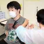新型コロナウイルスのワクチン接種を受ける若者＝加古川市民会館