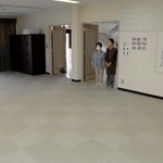 再開を待ちわびるサロン会場の部屋。机がないと広く感じる＝中津公会堂