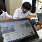 社会の授業でパソコンを活用する生徒＝高砂中学校