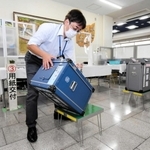 期日前投票所の投票箱を準備する播磨町選挙管理委員会職員＝同町役場