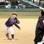 熱戦を繰り広げる選手＝向島多目的球場