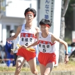 男子・東播磨の５区小山颯太選手（右）にたすきをつなぐ４区岡村和真選手＝西脇市総合市民センター（撮影・笠原次郎）