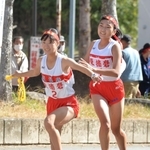 女子・東播磨の１区坂本幸妃音選手（右）からたすきを受け取り、走りだす２区の西尾わこと選手＝西脇市総合市民センター（撮影・笠原次郎）