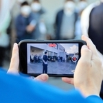 立候補者の街頭演説の動画を撮影する陣営スタッフ＝加古川市内（画像の一部を加工しています）