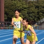 女子・稲美の４区湊友希選手（右）にたすきをつなぐ３区吉川陽菜選手＝加古川運動公園陸上競技場（撮影・門田晋一）