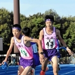 男子・宝殿の３区加藤璃久選手（左）に首位でたすきをつなぐ２区若林司選手＝加古川運動公園陸上競技場（撮影・門田晋一）