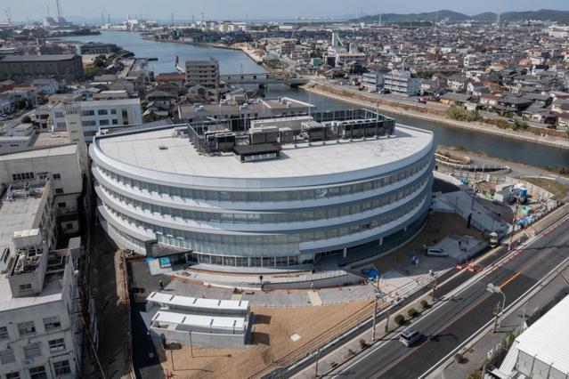 完成した高砂市役所の本庁舎＝高砂市荒井町千鳥１（小型無人機で撮影、高砂市提供）