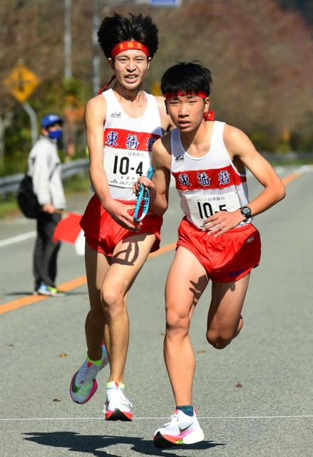 男子・東播磨の４区岡村和真選手（左）からたすきを受け取る５区畠山真白選手＝丹波篠山市内（撮影・坂井萌香）