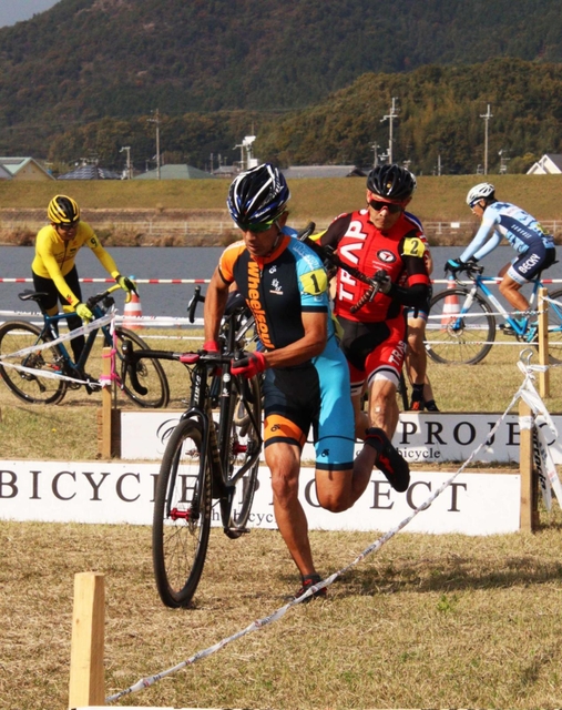コース内に設置された壁を越える選手＝加古川市八幡町中西条