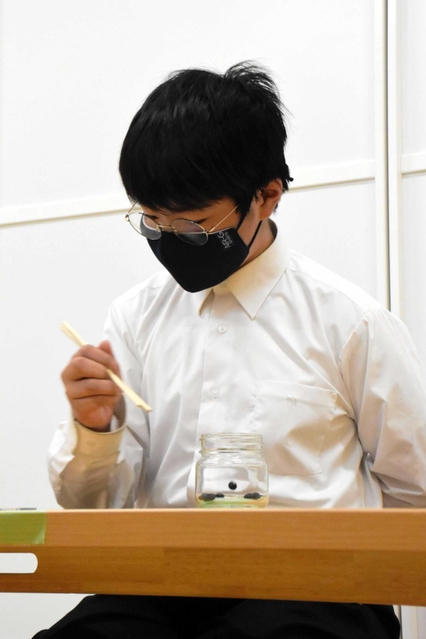 豆つかみでギネス世界記録に挑戦した狭間蒼心さん＝いなみっこ広場