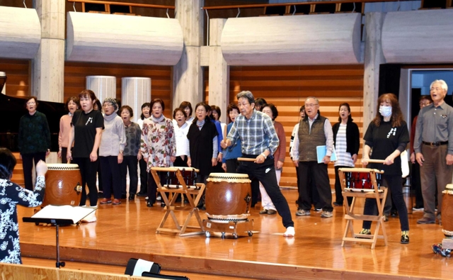 リハーサルで、和太鼓の演奏とともに歌う東播センター合唱団メンバーら＝加古川ウェルネスパーク