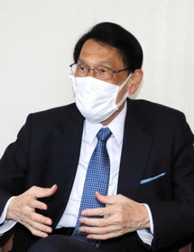 １０期目の抱負を語る渡海紀三朗氏＝高砂市曽根町