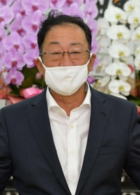 初当選した選挙戦を振り返る掘井健智氏＝加古川市平岡町新在家