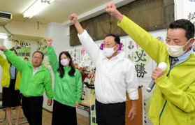 初当選を決め、「兵庫１０区のために頑張ろう」と声を合わせる掘井健智氏（右から２人目）ら＝加古川市平岡町新在家（撮影・笠原次郎）