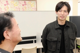 エンデバー代表の菅原弘嗣さん（左）に司法試験合格を報告する中谷亮太さん＝加古川市加古川町木村