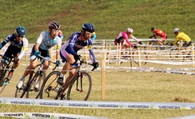 シクロクロス大会で疾走する選手＝加古川市八幡町中西条