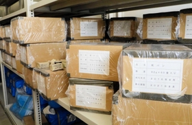 ８月で賞味期限が過ぎた災害備蓄食料の乾パン＝加古川市加古川町北在家