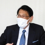 １０期目の抱負を語る渡海紀三朗氏＝高砂市曽根町
