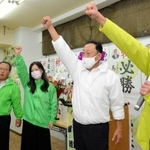 初当選を決め、「兵庫１０区のために頑張ろう」と声を合わせる掘井健智氏（右から２人目）ら＝加古川市平岡町新在家（撮影・笠原次郎）